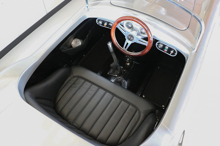 Thiết kế cabin xe Pedal California Spider Junior khá gọn gàng, chỉ dành cho 1 người lái và sử dụng, các chi tiết trên mặt táp lô được trang bị đơn giàn, vô lăng 3 chấu của xe được đặt giữa, cốp sau khá thoải mái...