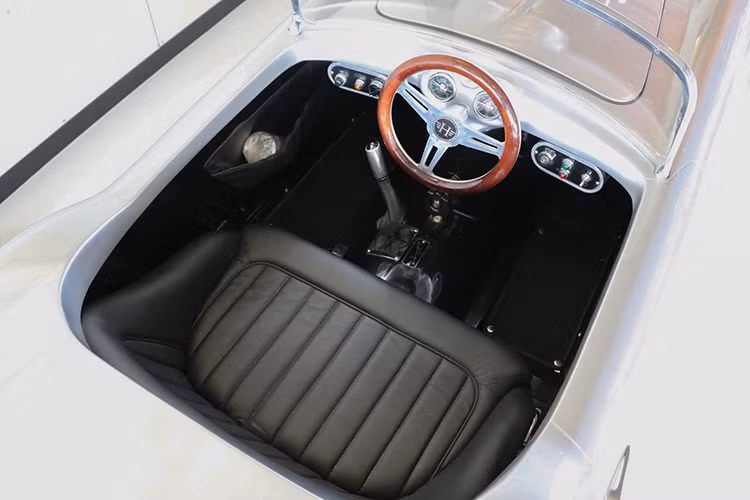 Thiết kế cabin xe Pedal California Spider Junior khá gọn gàng, chỉ dành cho 1 người lái và sử dụng, các chi tiết trên mặt táp lô được trang bị đơn giàn, vô lăng 3 chấu của xe được đặt giữa, cốp sau khá thoải mái...