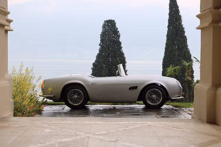 Theo nhà đấu giá, chiếc xe được sản xuất theo một tiêu chuẩn rất cao, được hoàn thiện với màu bạc Argento và có nội thất bọc da màu đen. Các chi tiết trên xe bao gồm đèn sương mù màu vàng, một số chi tiết mạ chrome và thậm chí là cả kính chắn gió ở cabin.