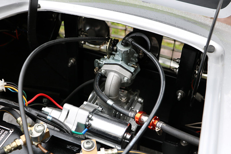 Dù nhỏ, nhưng chiếc xe được mệnh danh là "tiểu" Ferrari hàng độc này cũng được trang bị động cơ 110cc 4 thì đi kèm hộp số 3 cấp và 1 số lùi.