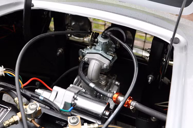 Dù nhỏ, nhưng chiếc xe được mệnh danh là "tiểu" Ferrari hàng độc này cũng được trang bị động cơ 110cc 4 thì đi kèm hộp số 3 cấp và 1 số lùi.