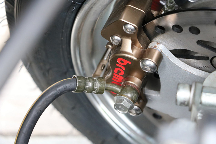 Thiết kế phanh la zăng xe Pedal California Spider Junior dạng nan khá đẹp mắt, ngoài ra nó còn được trang bị hệ thống phanh Brembo hiện đại.