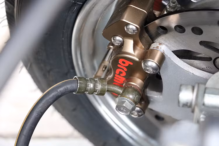 Thiết kế phanh la zăng xe Pedal California Spider Junior dạng nan khá đẹp mắt, ngoài ra nó còn được trang bị hệ thống phanh Brembo hiện đại.