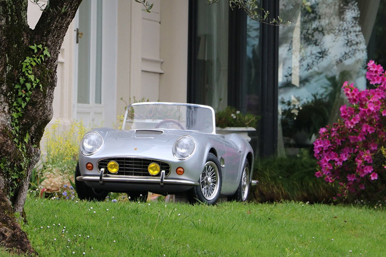 Pedal nổi tiếng với rất nhiều thiết kế và kích cỡ đặc biệt đi kèm giá bán dễ tiếp cận hơn so với những chiếc xe mà hãng này lấy ý tưởng. Nhưng chiếc Pedal California Spider Junior mang phong cách siêu xe Ferrari 250 California Spider này, thực sự đặc biệt và dự kiến sẽ được trả giá cao trong buổi đấu giá của RM Sotheby tại Ý vào cuối tháng 5 tới.