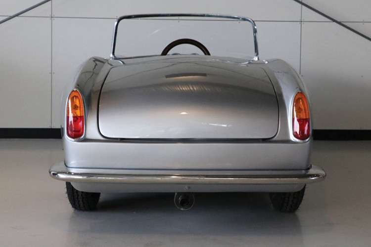 Xe cũng trang bị vi sai chống trượt, hệ thống treo độc lập và phanh đĩa Brembo và chân ga có thể tuỳ chỉnh. Chủ xe có thể điều chỉnh trước khi đưa cho trẻ em chơi hoặc tháo ra bày trong phòng khách trong nhiều năm.