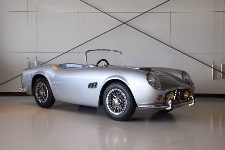 Chiếc Pedal California Spider Junior "đội lốt" Ferrari 250 California Spider này sắp được bán đấu giá của RM Sotheby tại Ý vào cuối tháng 5/2019 tới nhằm gây quỹ từ thiện. Theo nhiều nhà phân tích, dự kiến giá siêu xe Ferrari 250 này sẽ khá cao bởi tính nhân văn của nó.