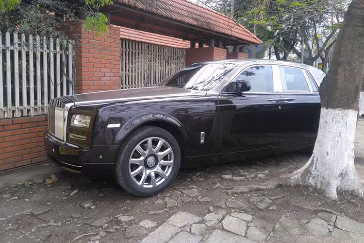 Rolls-Royce Phantom Series II vẫn được trang bị khối động cơ V12, dung tích 6.75 lít, sản sinh công suất tối đa 453 mã lực và mô-men xoắn cực đại đạt 720 Nm. Kết hợp với hộp số tự động 8 cấp, động cơ cho phép chiếc xe siêu sang tăng tốc từ vị trí xuất phát lên 100 km/h chỉ trong khoảng thời gian 5,9 giây trước khi đạt vận tốc tối đa 250 km/h.