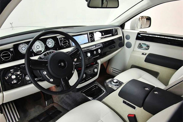 Tối ưu hóa sự thoải mái cho người trong xe là một trong những tiêu chí hàng đầu của Rolls-Royce nói chung. Nội thất dễ gây choáng ngợp cho những ai được ngắm cận cảnh một chiếc siêu xe sang Rolls-Royce, đặc biệt là trần xe được bố trí hàng ngàn bóng đèn LED nhỏ, tạo nên khung cảnh một "bầu trời sao sáng" về đêm.