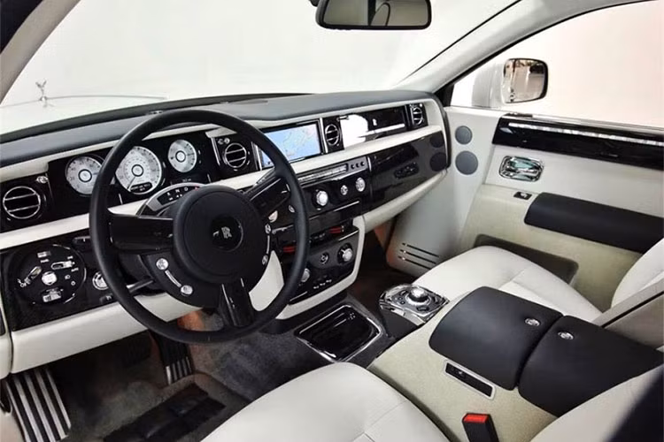 Tối ưu hóa sự thoải mái cho người trong xe là một trong những tiêu chí hàng đầu của Rolls-Royce nói chung. Nội thất dễ gây choáng ngợp cho những ai được ngắm cận cảnh một chiếc siêu xe sang Rolls-Royce, đặc biệt là trần xe được bố trí hàng ngàn bóng đèn LED nhỏ, tạo nên khung cảnh một "bầu trời sao sáng" về đêm.