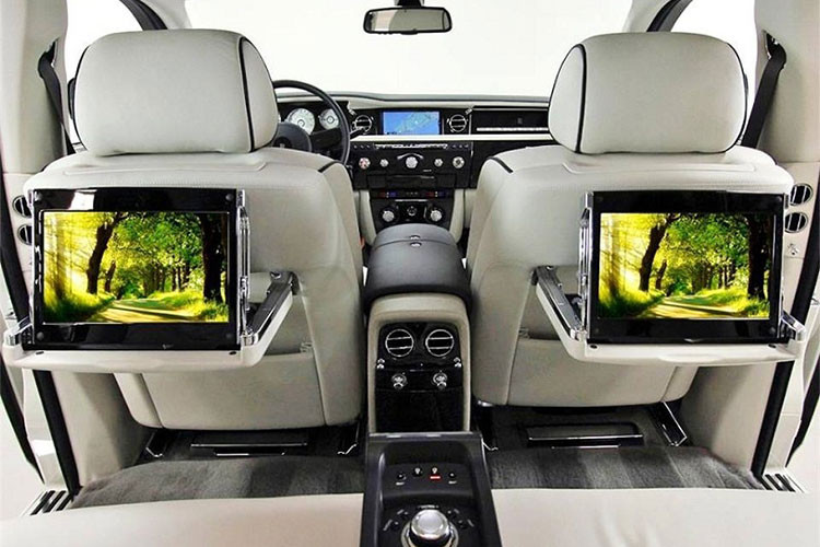 Bên trong, hãng xe sang Rolls-Royce trang bị thêm cho Phantom Series II một bảng điều khiển đơn giản với màn hình LED 8 inch. Ghế ngồi bên trong xe được thiết kế đơn giản hóa, hệ thông âm thanh giải trí cùng các trang bị an toàn hàng đầu cũng được nâng cấp hiện đại hơn trước.