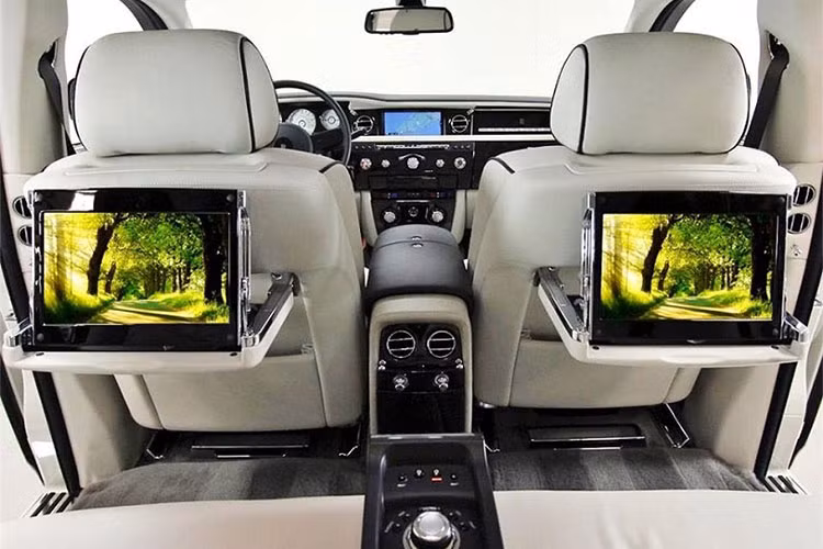 Bên trong, hãng xe sang Rolls-Royce trang bị thêm cho Phantom Series II một bảng điều khiển đơn giản với màn hình LED 8 inch. Ghế ngồi bên trong xe được thiết kế đơn giản hóa, hệ thông âm thanh giải trí cùng các trang bị an toàn hàng đầu cũng được nâng cấp hiện đại hơn trước.