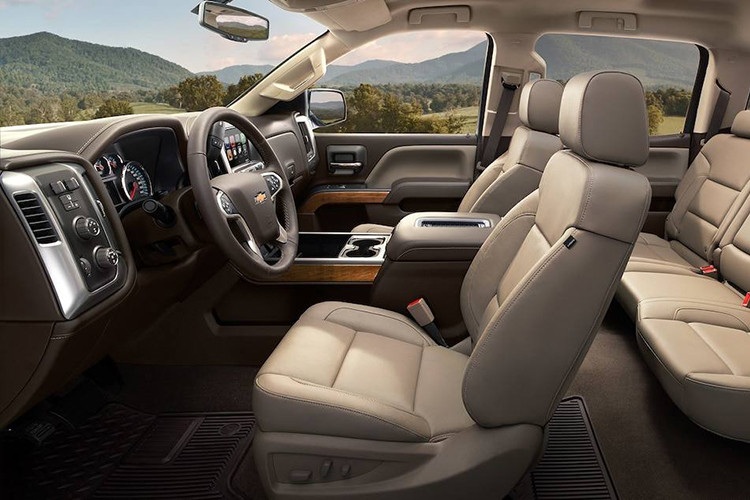 Bên trong ca-bin của Chevrolet Tahoe phiên bản 2019 sẽ vẫn được trang bị hệ thống giải trí cùng màn hình cảm ứng 8-inch, Apple CarPlay, Android Auto và 4G LTE với điểm phát sóng Wi-Fi. Nó cũng có 5 cổng USB và 5 ổ cắm điện, bao gồm một ổ cắm 110V, camera hành trình, khởi động từ xa và chế độ Teen Driver. 