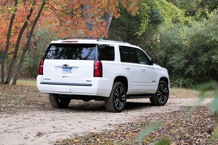 Ngoại hình Chevrolet Tahoe 2019 ấn tượng bởi sự đơn giản nhưng tinh tế, trẻ trung và đầy khỏe khoắn. Mặt lưới tản nhiệt được mở rộng sang hai bên, chia làm hai tầng khác biệt và nối liền với nhau bằng logo quen thuộc của Chevrolet ở chính giữa. Cụm lưới tản của xe khiến người nhìn nhanh chóng liên tưởng đến một tấm khiên chắc chắn.