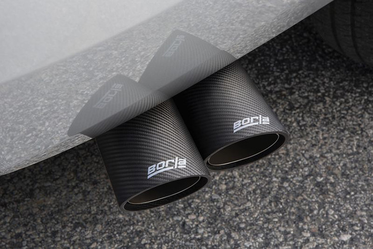 Nắp ca-pô bề thế, hầm hố với những đường gân dập nổi mạnh mẽ. Dưới nắp ca-pô là động cơ V8 5.3L, sản sinh công suất 355 mã lực và mô-men xoắn 519 Nm trên phiên bản Chevrolet Tahoe LS tiêu chuẩn. Hộp số tự động 6 cấp đi kèm chế độ kéo rơ-moóc có sức kéo tối đa lên tới 3,9 tấn.