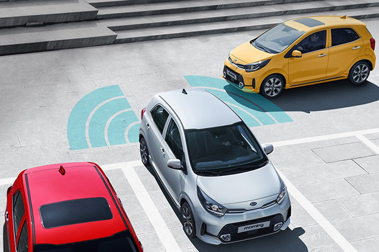 Phiên bản mới này hài hoà hơn nhờ có sự tương đồng giữa các đường nét thẳng, sắc sảo, thay vì thiết kế dạng tròn như ở phiên bản hiện tại. Thay đổi đáng chú ý trên Kia Morning 2021 chính là bộ mâm hợp kim hai tông màu mới. Nhiều khả năng phần đuôi xe cũng sẽ được nâng cấp nhẹ bao gồm đèn hậu với đồ họa chiếu sáng mới, cản sau thay đổi và ống xả kép dành riêng cho phiên bản GT Line.