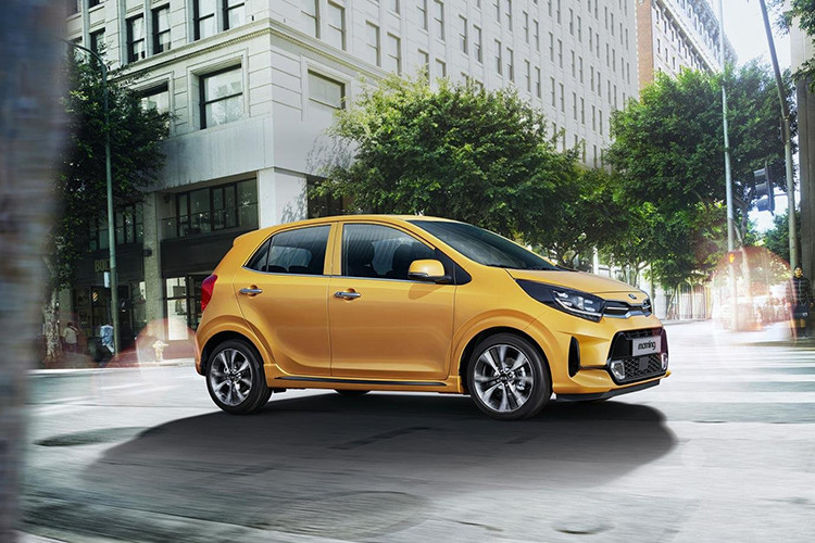 Khối động cơ 1.0L LPi LPG cũ (71 mã lực/94 Nm) sẽ chỉ đi cùng hộp số tự động 4 cấp. Hiện chưa có thông tin về những thay đổi trên khối động cơ 1.2L ngoài Hàn Quốc, trong đó có Việt Nam. Giá xe Kia Morning 2021 tại Hàn Quốc bán ra từ 11750000 KRW (tương đương 223 triệu đồng). Hiện chưa có thông tin mẫu xe này về Việt Nam.