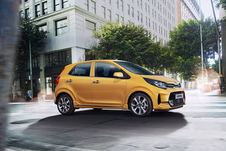 Khối động cơ 1.0L LPi LPG cũ (71 mã lực/94 Nm) sẽ chỉ đi cùng hộp số tự động 4 cấp. Hiện chưa có thông tin về những thay đổi trên khối động cơ 1.2L ngoài Hàn Quốc, trong đó có Việt Nam. Giá xe Kia Morning 2021 tại Hàn Quốc bán ra từ 11750000 KRW (tương đương 223 triệu đồng). Hiện chưa có thông tin mẫu xe này về Việt Nam.