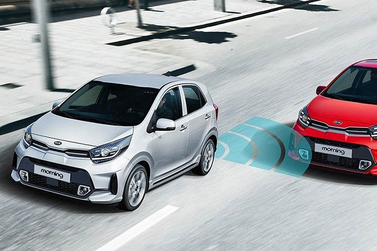 Về thiết kế, Kia Morning 2021 mới sở hữu lưới tản nhiệt thay đổi mới, nối liền cụm đèn pha. Đèn định vị ban ngày lấy cảm hứng từ những mẫu xe đàn anh như Stinger, Cerato. Phần mặt ca-lăng bên dưới tích hợp đèn sương mù. Phần cản trước của xe tích hợp đèn sương mù được bọc trong hốc mạ Chrome đặt ở hai bên lưới tản nhiệt phía dưới.