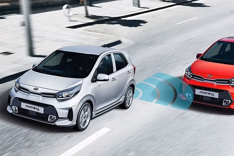 Về thiết kế, Kia Morning 2021 mới sở hữu lưới tản nhiệt thay đổi mới, nối liền cụm đèn pha. Đèn định vị ban ngày lấy cảm hứng từ những mẫu xe đàn anh như Stinger, Cerato. Phần mặt ca-lăng bên dưới tích hợp đèn sương mù. Phần cản trước của xe tích hợp đèn sương mù được bọc trong hốc mạ Chrome đặt ở hai bên lưới tản nhiệt phía dưới.