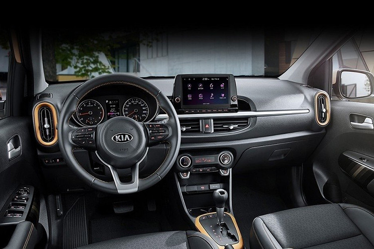 Bước vào bên trong, thiết kế khoang nội thất của Kia Morning bản nâng cấp 2021 không có nhiều khác biệt so với bản cũ. Dẫu vậy, điểm nhấn đáng chú ý nằm ở màn hình đa thông tin MID 4,2 inch và màn hình giải trí cảm ứng 8 inch mới.
