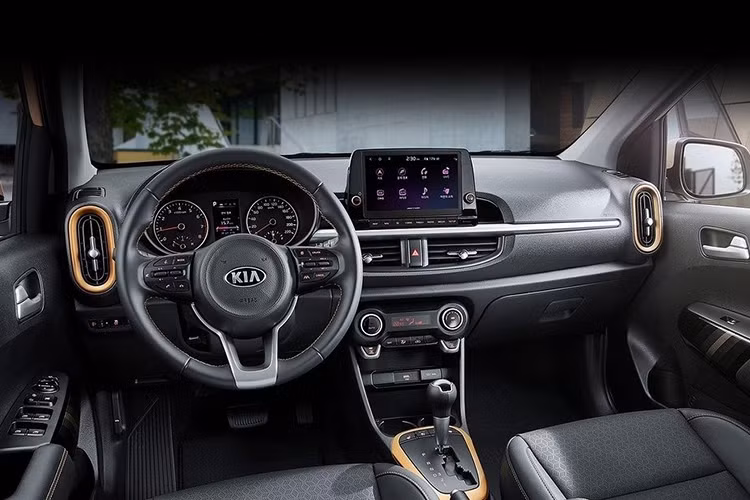 Bước vào bên trong, thiết kế khoang nội thất của Kia Morning bản nâng cấp 2021 không có nhiều khác biệt so với bản cũ. Dẫu vậy, điểm nhấn đáng chú ý nằm ở màn hình đa thông tin MID 4,2 inch và màn hình giải trí cảm ứng 8 inch mới.