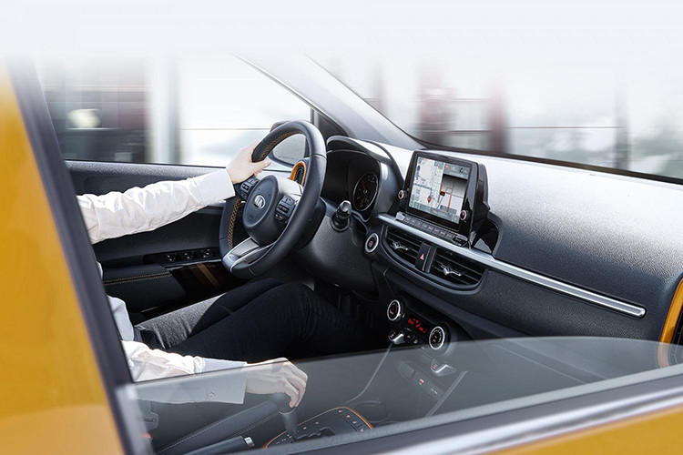 Trong đó, hệ thống thông tin giải trí cho phép người dùng kết nối 02 thiết bị Bluetooth, nhận diện giọng nói bằng việc sử dụng nền tảng AI của Kakao, cập nhật dữ liệu định vị không dây và hàng loạt các dịch vụ kết nối xe khác (khởi động xe không cần chìa, khóa mở/cửa hay điều khiển điều hòa từ xa...).