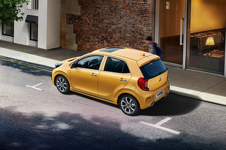 Điểm mới trên khối động cơ xăng 1.0L 3 xi-lanh hút khí tự nhiên chính là việc kết hợp với hộp số tự động 4 cấp, thay cho loại 5 cấp. Thông số sức mạnh là 73 mã lực tại 6.200 vòng/phút và 95 Nm tại 3.750 vòng/phút. Mức tiêu thụ nhiên liệu là 15,7 km/l (6,3 lít/100km), nhỉnh hơn đôi chút cho so với bản cũ 15,4 km/l (6,2 lít/100km).