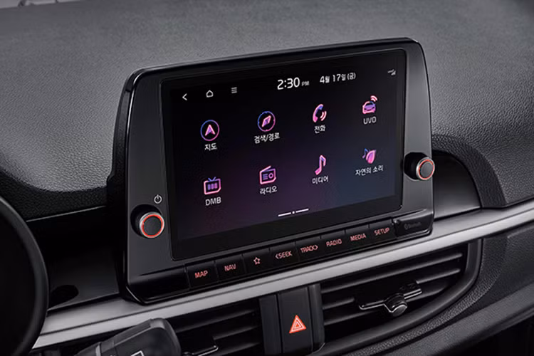 Đặc biệt, mẫu xe cỡ nhỏ Kia Morning 2021 mới còn được ứng dụng gói Car to Home giúp kiểm soát các thiết bị thông minh trong gia đình như: đèn, các ổ cắm hay điều hòa... Đây là một điểm cộng lớn về tiện ích trên mẫu hatchback đô thị của Hàn.