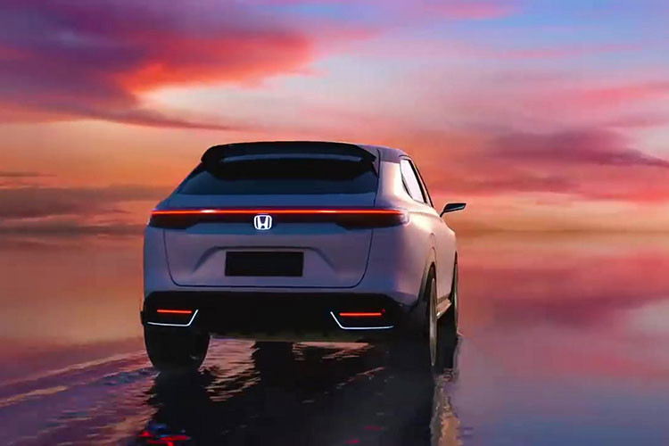 Mối quan hệ hợp tác giữa Honda và GM cũng sẽ cho ra lò một chiếc SUV khác nhưng gắn logo Acura hạng sang (với kích thước lớn hơn một chút). Cả 2 xe đều dự kiến ra mắt trong giai đoạn cuối 2023 – đầu 2024, chậm hơn các đối thủ kể trên khá đáng kể.