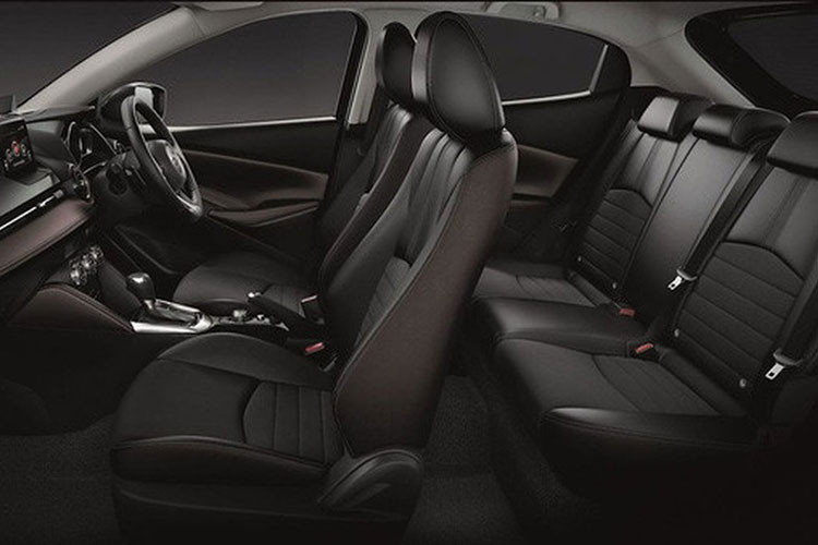 Tài liệu đào tạo này cho thấy Mazda2 2018 vẫn có 2 kiểu dáng sedan và hatchback như trước với kích thước không thay đổi. Tuy nhiên, xe được chia thành 4 bản trang bị, bao gồm Deluxe, Premium (cấu hình sedan) và Premium nội thất đen, Premium nội thất sáng (cấu hình hatchback).