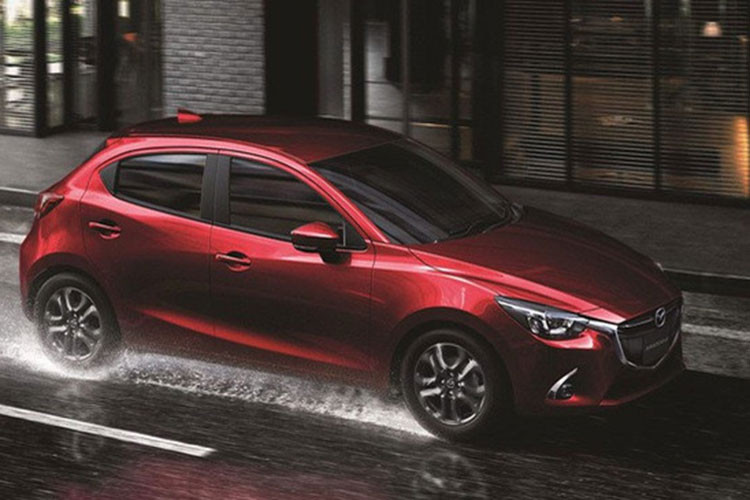 Hiện giá bán của Mazda2 2018 tại Việt Nam vẫn chưa được hé lộ. Chỉ biết rằng, các đại lý đã bắt đầu nhận đặt cọc của khách muốn mua Mazda2 mới. Với mức thuế nhập khẩu từ ASAN về 0%, theo một số nhân viên bán hàng của Mazda tại Việt Nam cho hay, mẫu xe này sẽ rẻ hơn trước và cạnh tranh hơn so với các đối thủ cùng phân khúc.