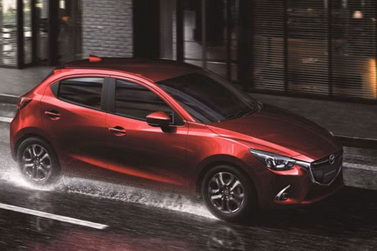Hiện giá bán của Mazda2 2018 tại Việt Nam vẫn chưa được hé lộ. Chỉ biết rằng, các đại lý đã bắt đầu nhận đặt cọc của khách muốn mua Mazda2 mới. Với mức thuế nhập khẩu từ ASAN về 0%, theo một số nhân viên bán hàng của Mazda tại Việt Nam cho hay, mẫu xe này sẽ rẻ hơn trước và cạnh tranh hơn so với các đối thủ cùng phân khúc.