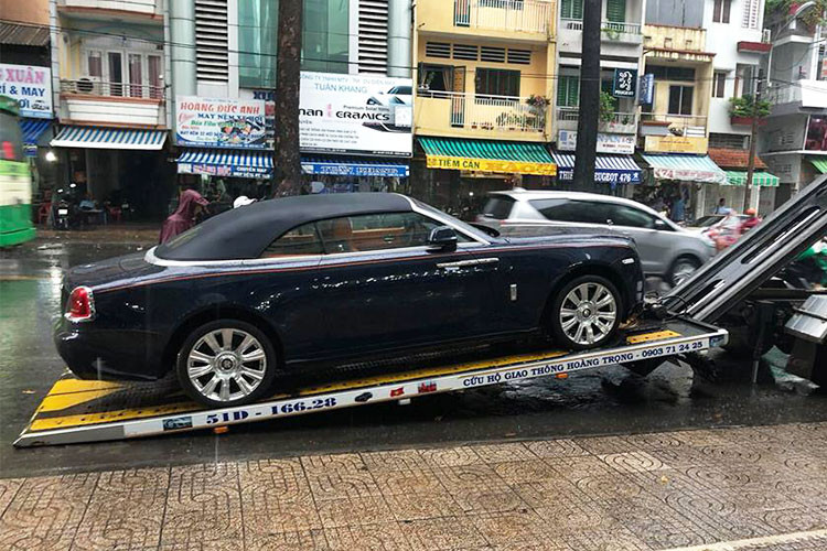 Chiếc Rolls-Royce Dawn mui trần này được đưa về nước từ tháng 6/2016. Nơi chiếc xe siêu sang mui trần cập bến là cảng Đình Vũ, Hải Phòng và nhanh chóng được đưa về công ty nhập khẩu tư nhân xe sang nằm đường Nguyễn Văn Linh, Hải Phòng. Tuy nhiên sau đó xe lại được chuyển ra Hà Nội và tiếp tục vào TP HCM cho đến nay.