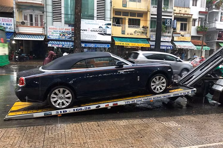 Chiếc Rolls-Royce Dawn mui trần này được đưa về nước từ tháng 6/2016. Nơi chiếc xe siêu sang mui trần cập bến là cảng Đình Vũ, Hải Phòng và nhanh chóng được đưa về công ty nhập khẩu tư nhân xe sang nằm đường Nguyễn Văn Linh, Hải Phòng. Tuy nhiên sau đó xe lại được chuyển ra Hà Nội và tiếp tục vào TP HCM cho đến nay.