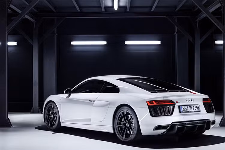 Với mức giá từ 139.950 USD, rẻ hơn 26.000 USD so với phiên bản tiêu chuẩn AWD và 195.650 USD cho phiên bản V10 Plus, nhưng hiện tại Audi vẫn chưa công bố thời gian mở bán R8 V10 RWS tại Mỹ.