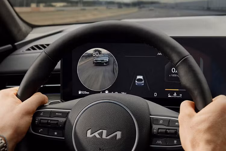 Tại thị trường Mỹ, Kia K5 2025 được phân thành 3 phiên bản: LXS, GT-Line và GT. Phiên bản LXS được trang bị nhiều tính năng tiêu chuẩn mới như cảm biến hỗ trợ đỗ xe trước/sau, hệ thống kiểm soát hành trình thích ứng và hỗ trợ tránh va chạm phía trước.