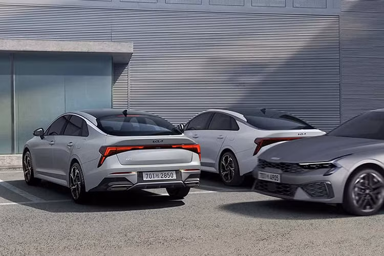 Phiên bản EX cao cấp hơn một chút sẽ nhận được hệ thống âm thanh cao cấp Bose, ghế lái chỉnh 10 hướng, Chìa khóa kỹ thuật số 2, vô lăng có sưởi, gương gập điện… Bản GT-Line cung cấp gói Premium Package bổ sung với cửa sổ trời toàn cảnh Panorama, đèn LED nội thất và hệ thống âm thanh Bose 12 loa. 