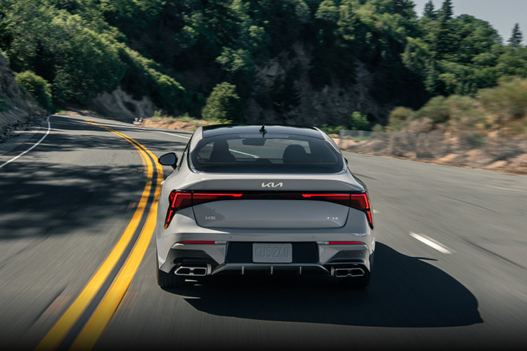 Ngoại hình xe được cải tiến với phần đầu xe mới, bao gồm hệ thống đèn được nâng cấp. Phía sau xe thể thao hơn với cốp xe và hệ thống cản mới, cùng với đèn hậu được thiết kế sắc sảo hơn. Các tính năng khác bao gồm mâm xe 19inch được bọc trong lốp Pirelli P-Zero, trong khi các bản GT-Line có lốp 18inch và K5 tiêu chuẩn đi kèm mâm xe 16 inch.