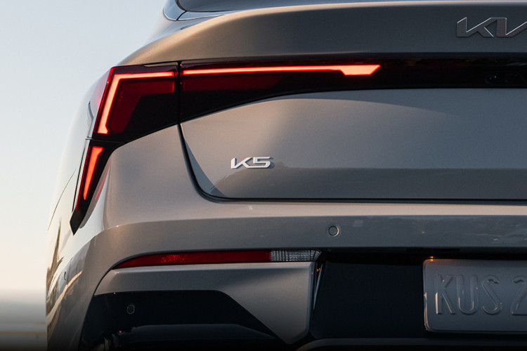 Động cơ mới có thể tùy chọn kết hợp với hệ thống dẫn động 4 bánh khi mẫu sedan được trang bị gói GT-line. Xe được trang bị hộp số tự động 8 cấp và hệ dẫn động cầu trước tiêu chuẩn.