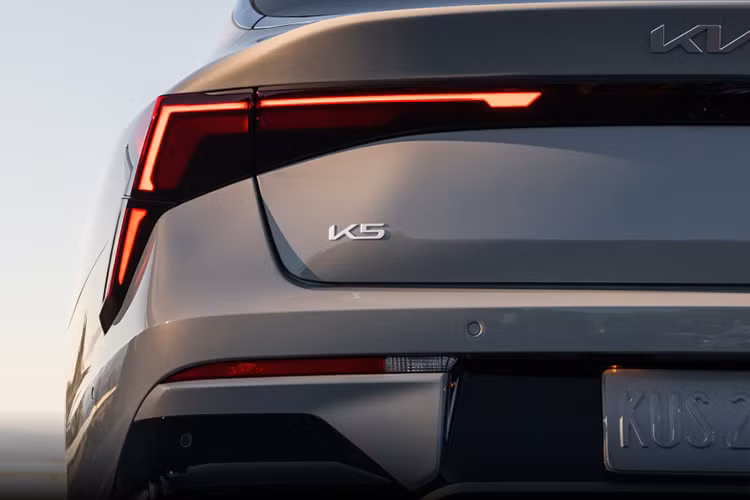 Động cơ mới có thể tùy chọn kết hợp với hệ thống dẫn động 4 bánh khi mẫu sedan được trang bị gói GT-line. Xe được trang bị hộp số tự động 8 cấp và hệ dẫn động cầu trước tiêu chuẩn.