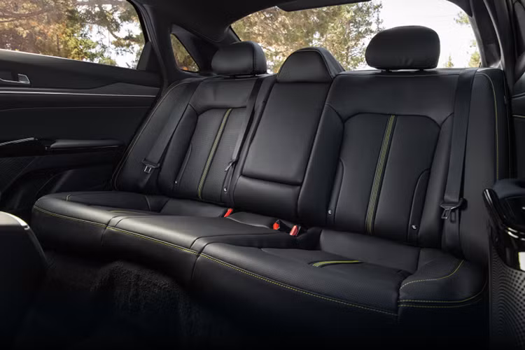 Đối với bản cao cấp, được bổ sung màn hình cong mới trên mặt taplo, tích hợp cùng đồng hồ kỹ thuật số 12inch và màn hình cảm ứng trung tâm. Bên cạnh đó, xe cũng hỗ trợ cập nhật phần mềm qua Wifi, kết nối không dây Apple Carplay/Android Auto.