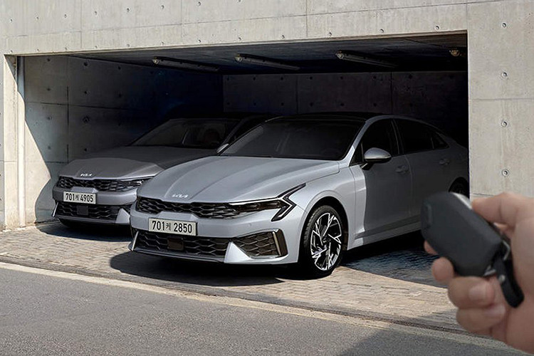 Hệ thống kiểm soát hành trình thích ứng dựa trên định vị, công nghệ hỗ trợ lái trên cao tốc, camera 360 độ và hỗ trợ tránh va chạm khi lùi đỗ xe cũng là trang bị tiêu chuẩn của Kia K5 GT 2025.