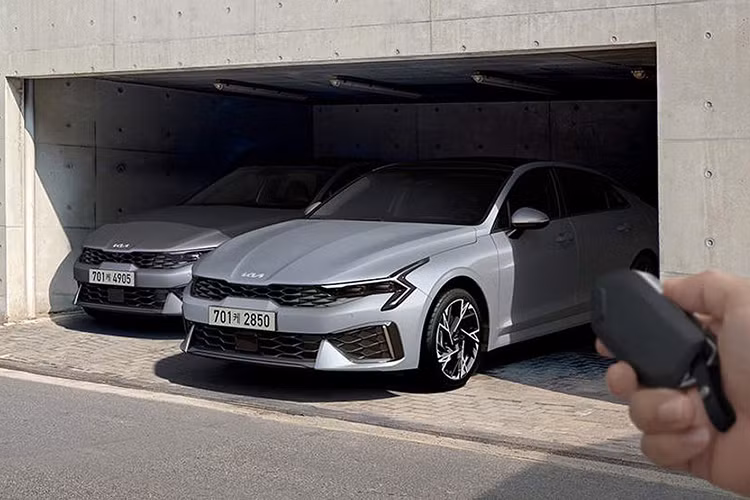 Hệ thống kiểm soát hành trình thích ứng dựa trên định vị, công nghệ hỗ trợ lái trên cao tốc, camera 360 độ và hỗ trợ tránh va chạm khi lùi đỗ xe cũng là trang bị tiêu chuẩn của Kia K5 GT 2025.