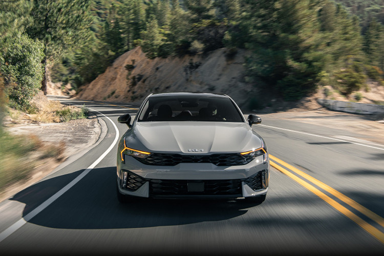 K5 2025 sẽ sớm có mặt tại các đại lý ở Mỹ từ quý II năm 2024 với động cơ mới cùng nhiều nâng cấp hiện đại hơn so với thế hệ cũ. Mức giá xe Kia Kia K5 2025 khởi điểm từ 26.990 USD (tương đương 640 triệu đồng), tăng 1.400 USD so với mẫu trước đó.