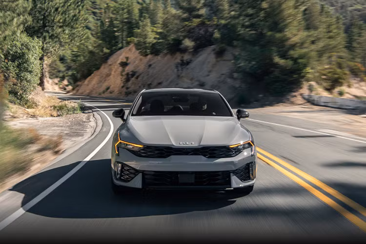 K5 2025 sẽ sớm có mặt tại các đại lý ở Mỹ từ quý II năm 2024 với động cơ mới cùng nhiều nâng cấp hiện đại hơn so với thế hệ cũ. Mức giá xe Kia Kia K5 2025 khởi điểm từ 26.990 USD (tương đương 640 triệu đồng), tăng 1.400 USD so với mẫu trước đó.