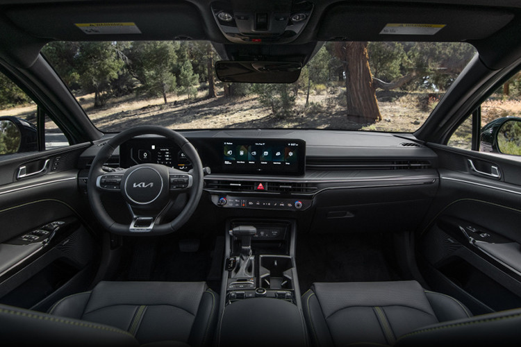 Bên trong khoang cabin, Kia K5 được tinh chỉnh theo hướng tối giản hơn. Màn hình cảm ứng trung tâm 12.3inch được trang bị trên bản tiêu chuẩn.