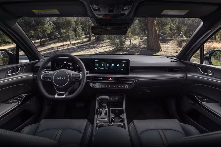 Bên trong khoang cabin, Kia K5 được tinh chỉnh theo hướng tối giản hơn. Màn hình cảm ứng trung tâm 12.3inch được trang bị trên bản tiêu chuẩn.