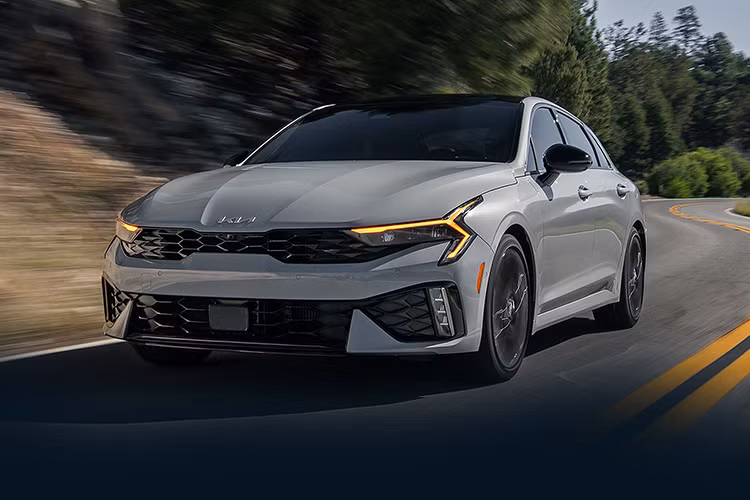 Mẫu xe Kia K5 2025 mới được nâng cấp quan trọng tập trung dưới nắp capo. Nếu phiên bản GT tiếp tục được trang bị động cơ tăng áp 2.5L và sản sinh tổng công suất 290 mã lực và mô-men xoắn cực đại 422 Nm thì phiên bản tiêu chuẩn có động cơ hút khí tự nhiên mới.