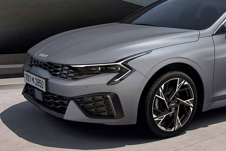 Kia K5 2025 được trang bị động cơ 2.5L 4 xi lanh thẳng hàng, động cơ này cho phép cung cấp công suất hợp lý với 191 mã lực, nhiều hơn 11 mã lực của động cơ cũ nhưng mức mô-men xoắn đã giảm từ 264Nm xuống còn 245Nm.