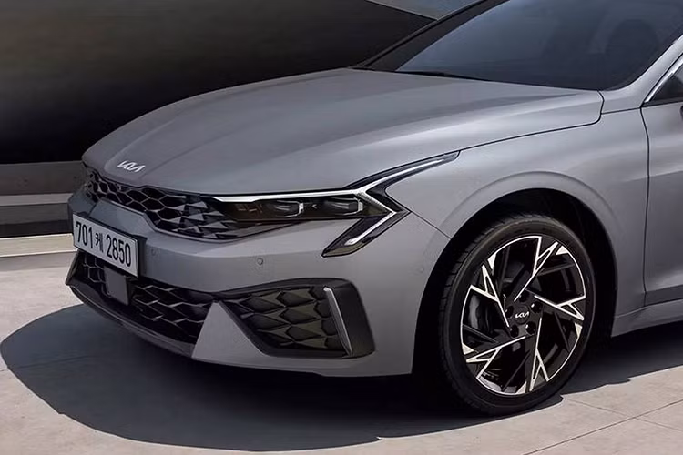 Kia K5 2025 được trang bị động cơ 2.5L 4 xi lanh thẳng hàng, động cơ này cho phép cung cấp công suất hợp lý với 191 mã lực, nhiều hơn 11 mã lực của động cơ cũ nhưng mức mô-men xoắn đã giảm từ 264Nm xuống còn 245Nm.